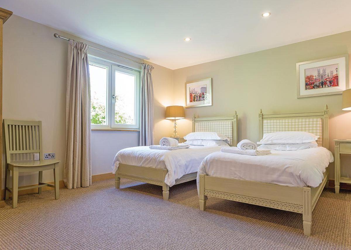 Swandown Lodges Chard Extérieur photo