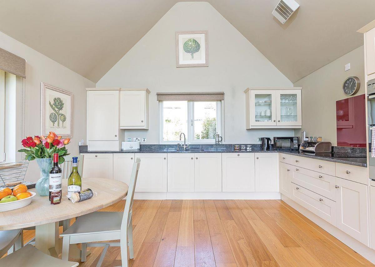 Swandown Lodges Chard Extérieur photo