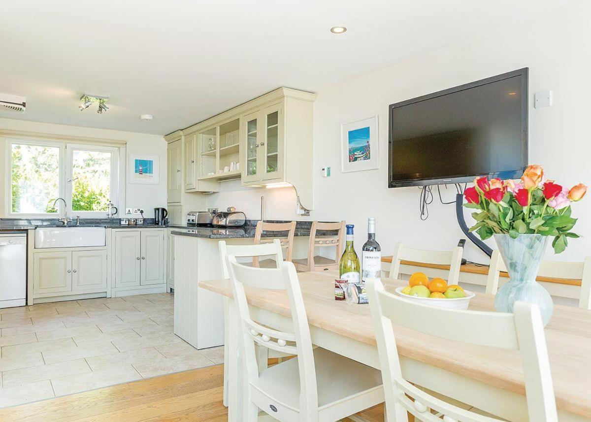 Swandown Lodges Chard Extérieur photo