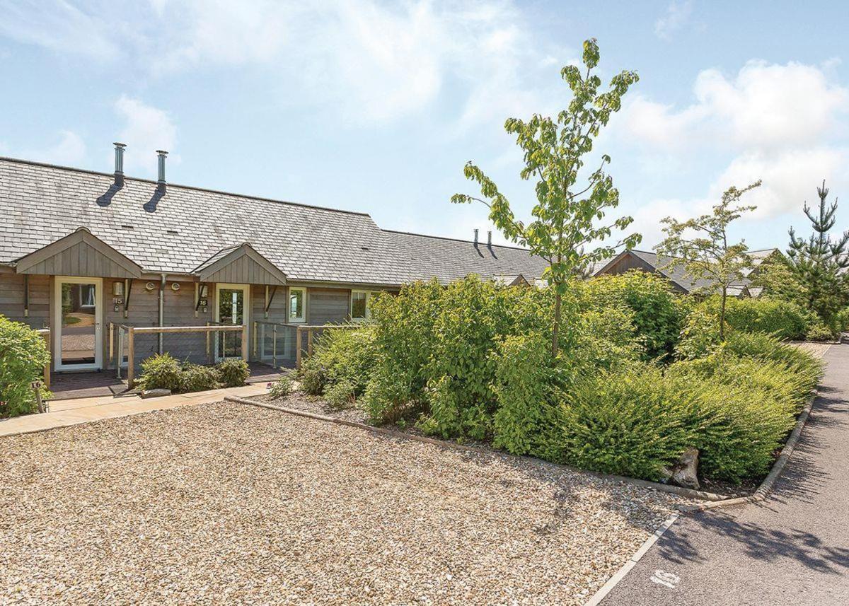 Swandown Lodges Chard Extérieur photo